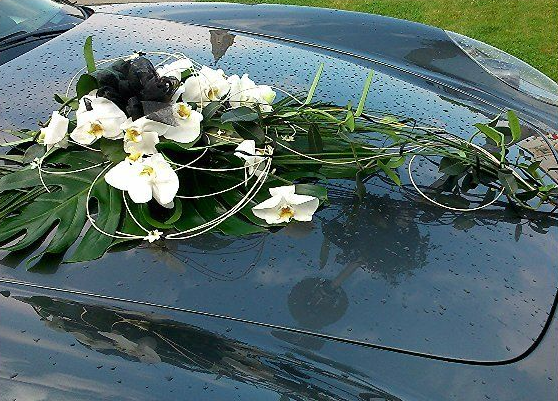 Composition florale sur capot de voiture de mariage