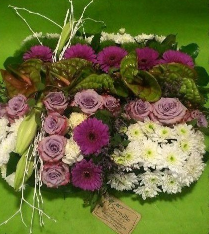 Composition florale blanche, rose et pourpre