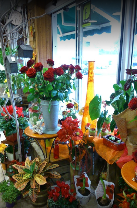 Intérieur de la boutique avec fleurs dans les tons rouge et orange