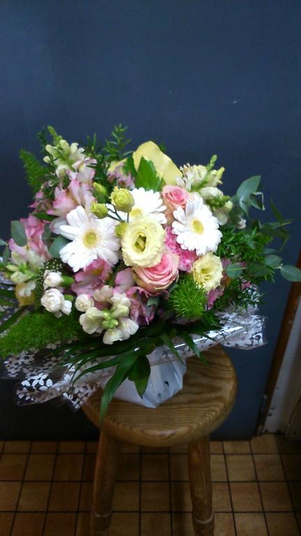 Bouquet de roses et de camomilles