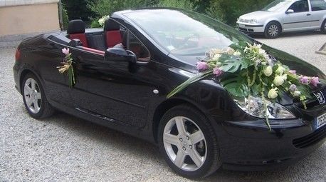 Décorations florales sur capot et poignées de portes de voiture de mariés