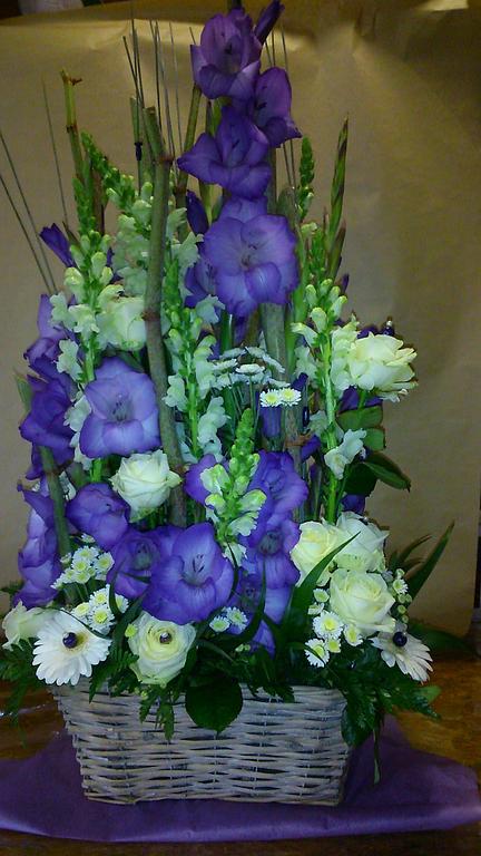 Composition florale violette et blanche