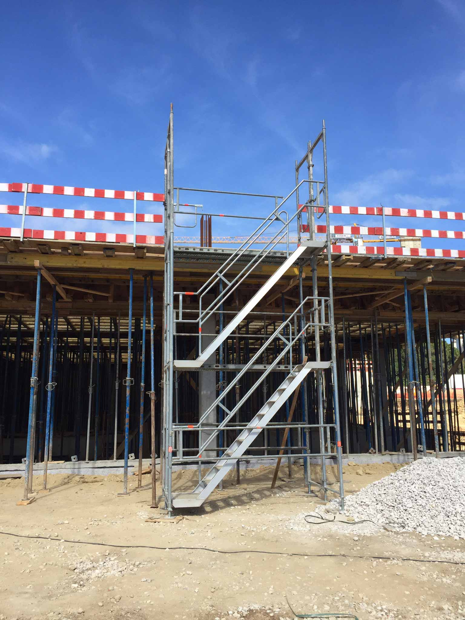 Um conjunto de escadas que leva a um prédio em construção.