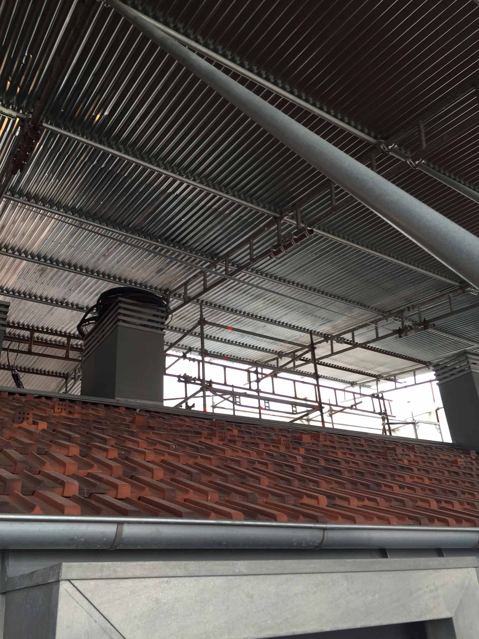 O telhado de um prédio com uma chaminé