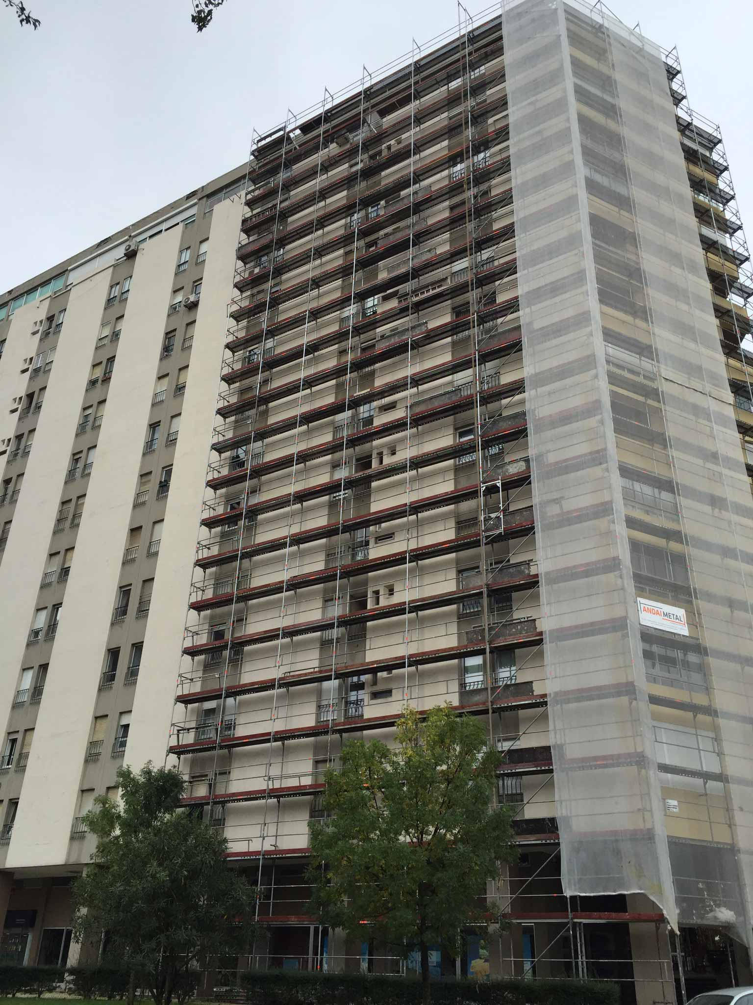 Um edifício alto com andaimes na lateral