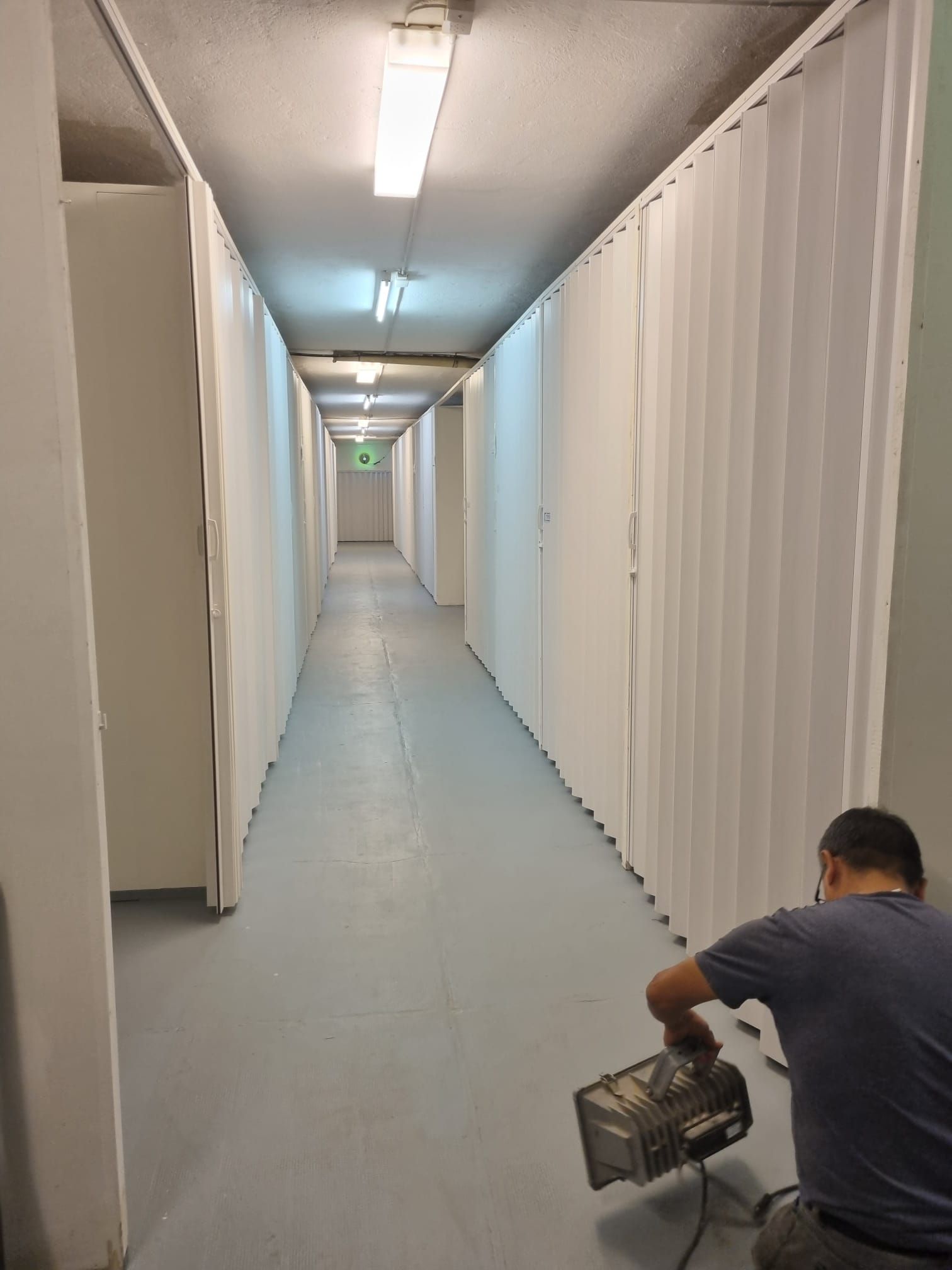 À l'intérieur d'un camion de déménagement chargé de meubles, de cartons et de divers articles ménagers.