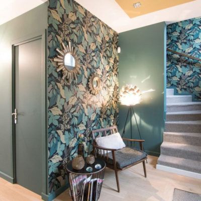 Une pose de papier peint bleu et vert