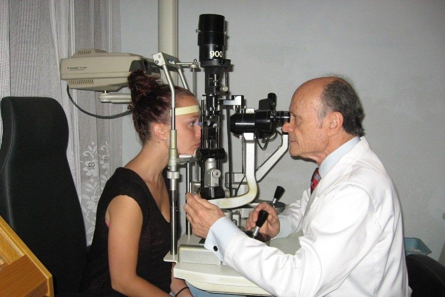 Un oftalmólogo examina el ojo de una mujer con un dispositivo que dice