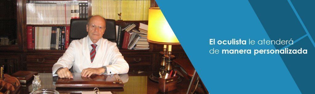 Un hombre con bata blanca y corbata está sentado en un escritorio.