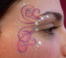 Des tourbillons de maquillage rose et argenté avec des étoiles près d'un œil fermé