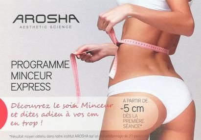 Publicité pour le traitement minceur Arosha : une femme mesure son tour de taille avec un mètre ruban rose, texte en français et promesse de « -5 cm ».