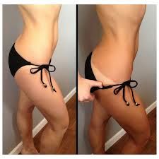 Comparaison de profil du torse et des hanches d'une personne portant un bas de bikini noir, avec une main pinçant la taille à droite.