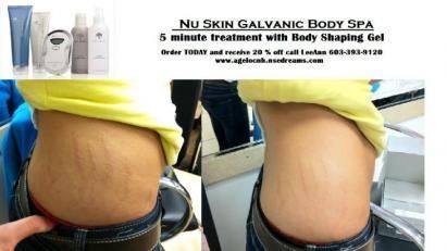 Photos avant/après d'un abdomen avec une peau plus lisse et texte du produit d'enveloppement corporel ci-dessus