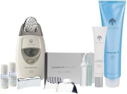 Ensemble d'appareils de beauté et de produits de soin de la peau avec emballage blanc, bleu et argenté sur fond blanc