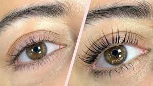 Gros plan sur un œil avant et après l'application du mascara, montrant des cils plus fournis et un trait d'eyeliner défini.