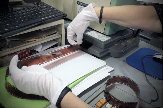 Insertion d'un film négatif couleur