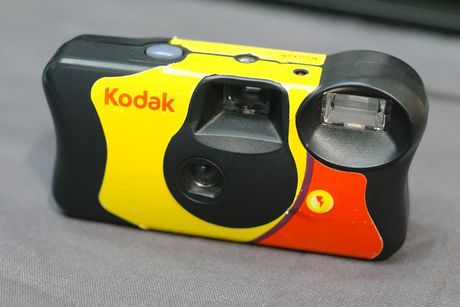Appareil photo argentique avec une film déroulé