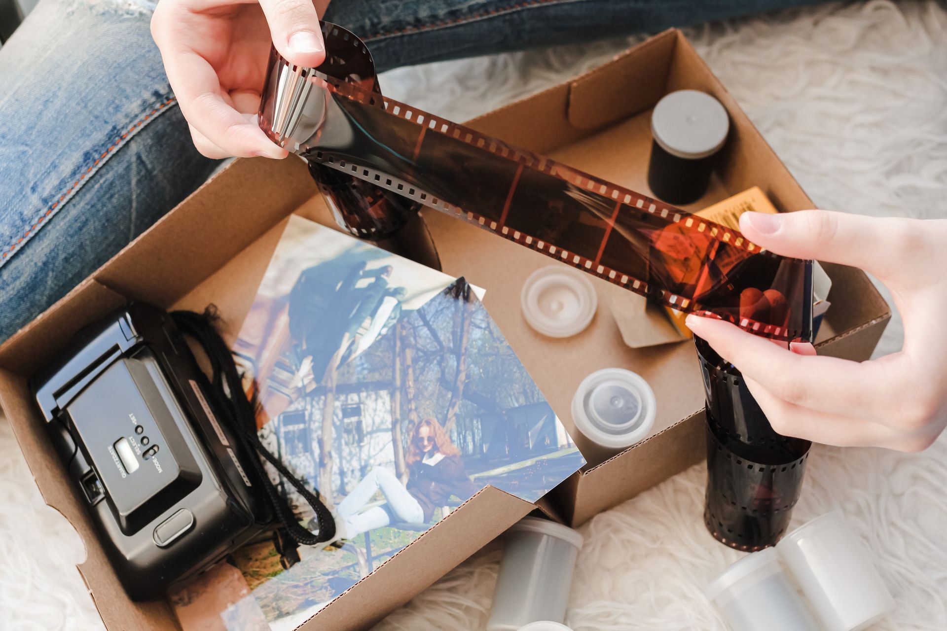 Déroulement d'une pellicule au-dessus d'une box avec des photos