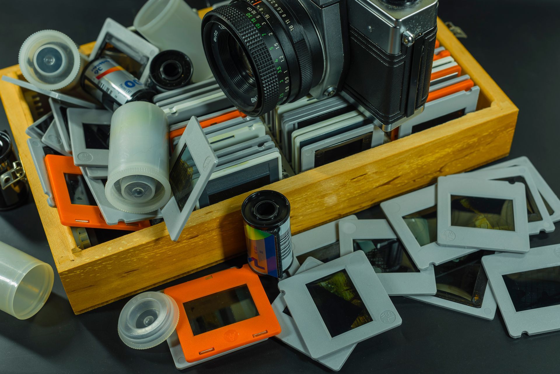 Appareil photo sur une boîte avec négatifs et diapositives