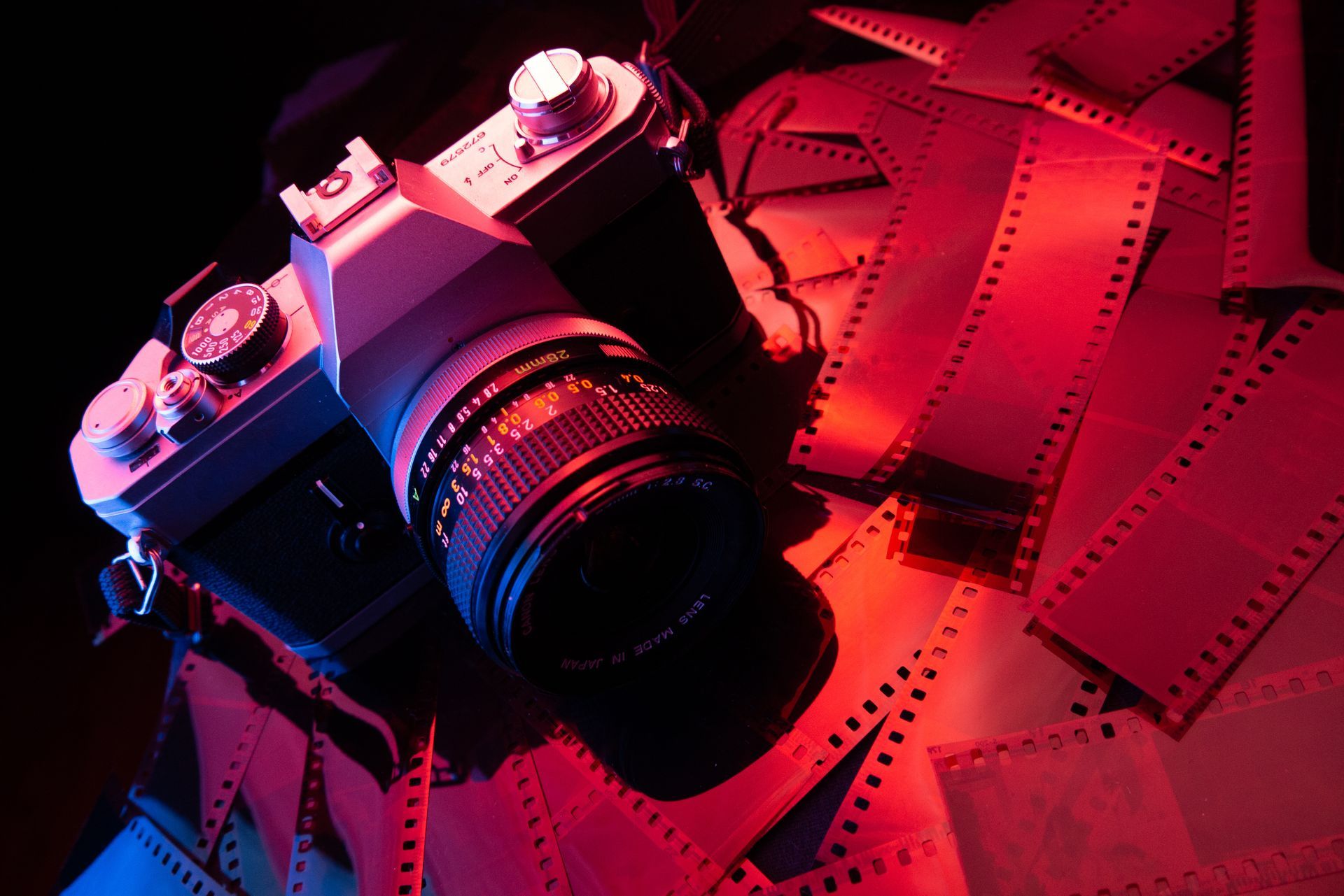 Appareil photo sur des négatifs avec une lumière rouge