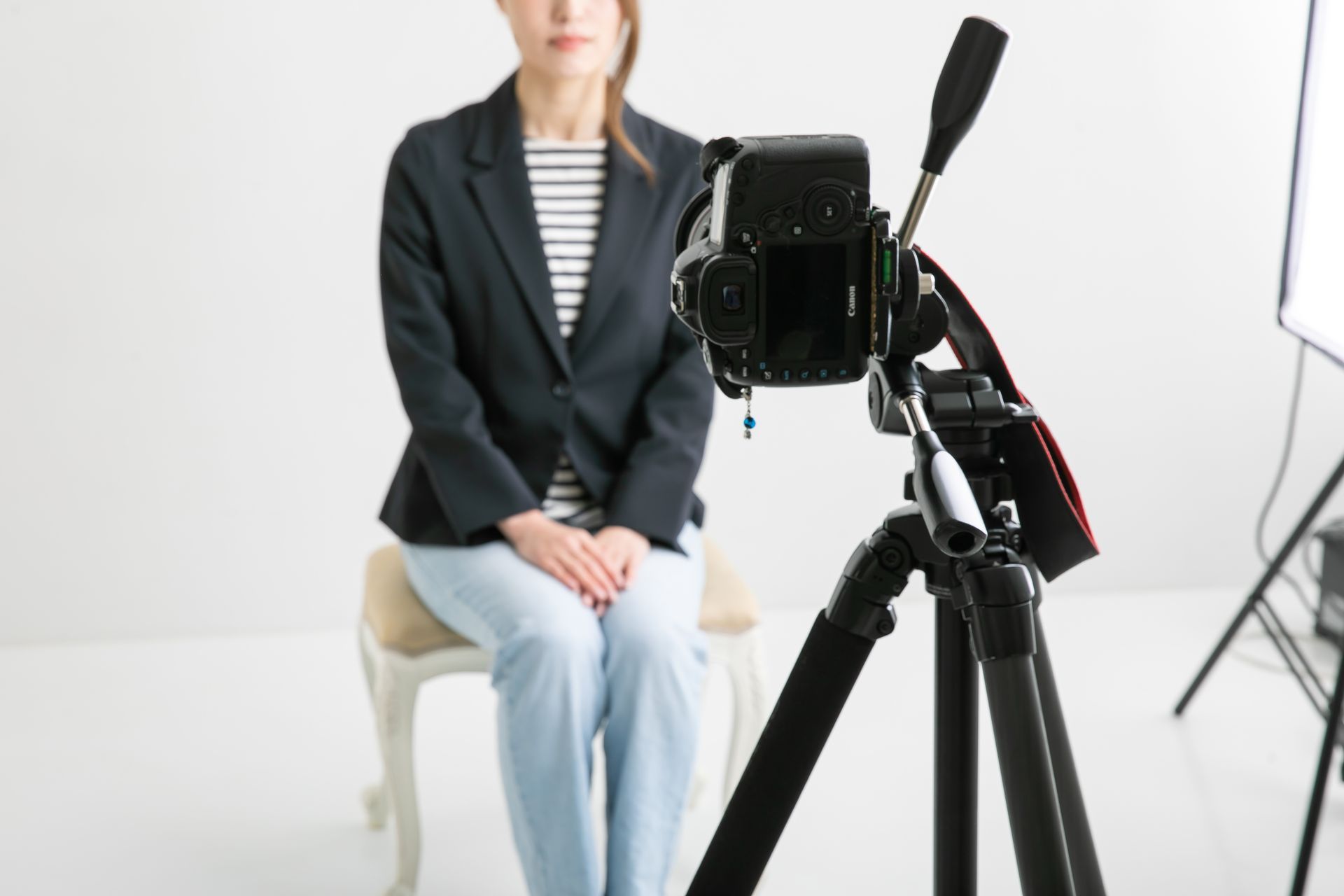 Femme se faisant photographier pour des photos d'identité