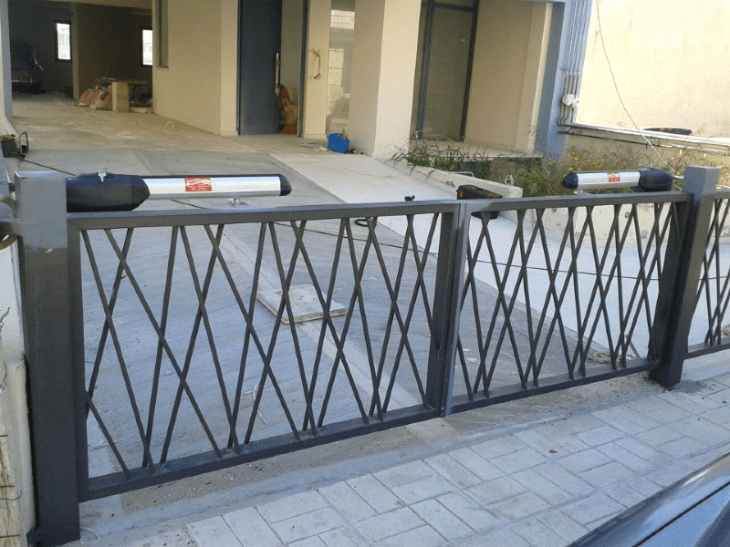 Καγκελόπορτα με ανοιγόμενο δίφυλλο μηχανισμό