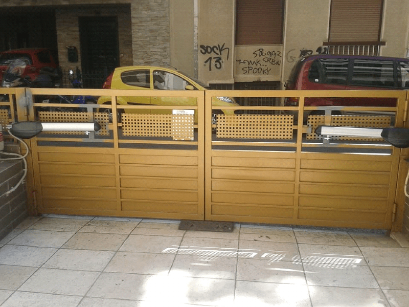 Καγκελόπορτα με ανοιγόμενο δίφυλλο μηχανισμό