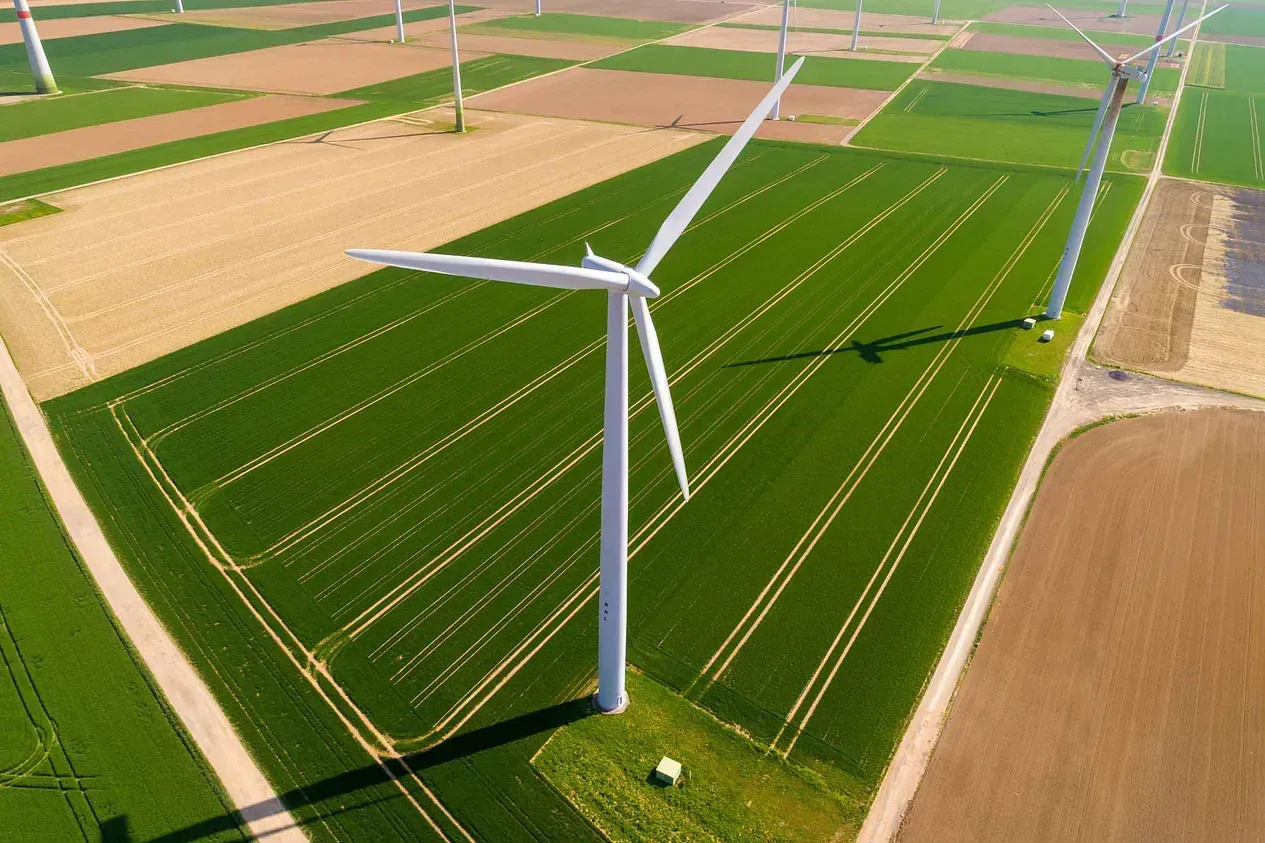 Una vista aérea de turbinas eólicas en un campo.