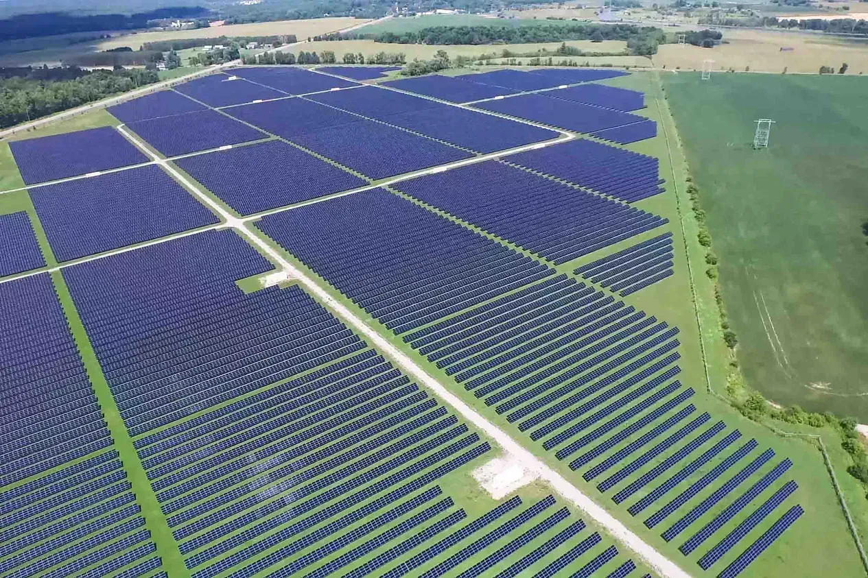 Una vista aérea de una gran granja solar en un campo.