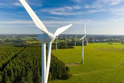Una vista aérea de turbinas eólicas en un campo.