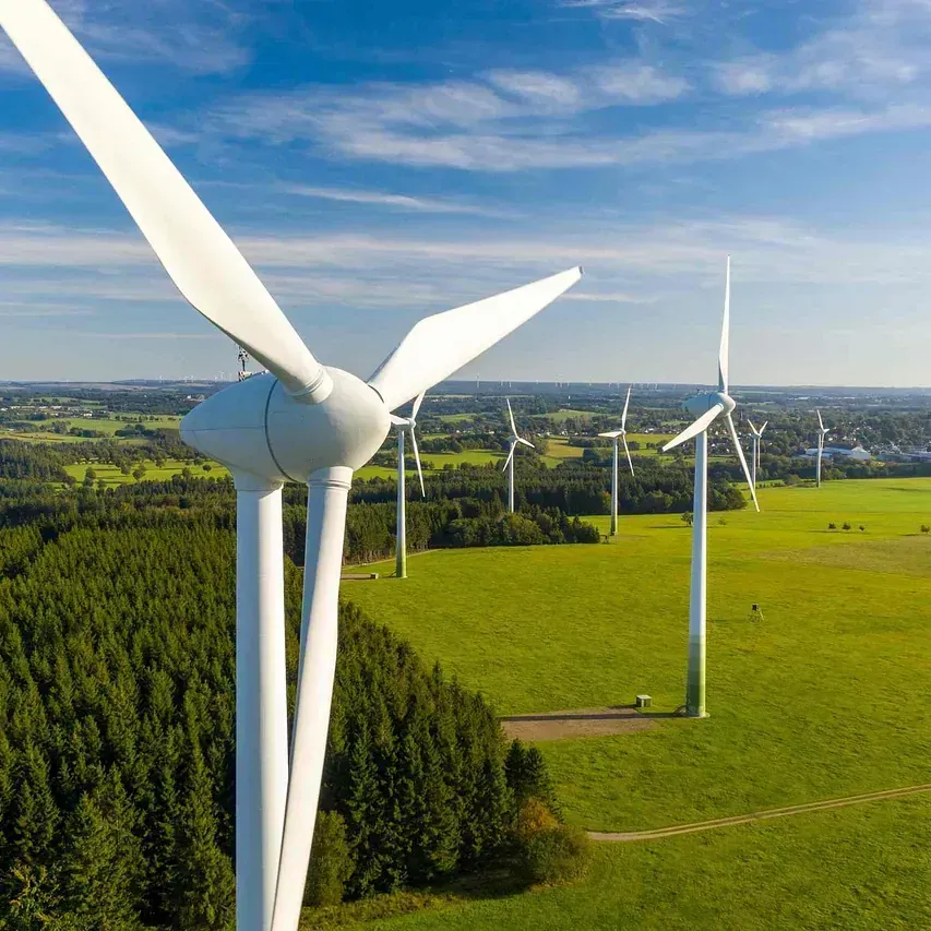 Una vista aérea de turbinas eólicas en un campo.