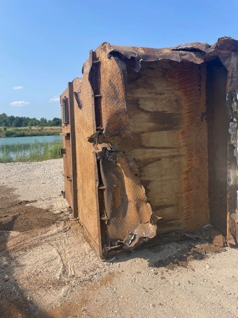 Bloc de métal près d'un étang