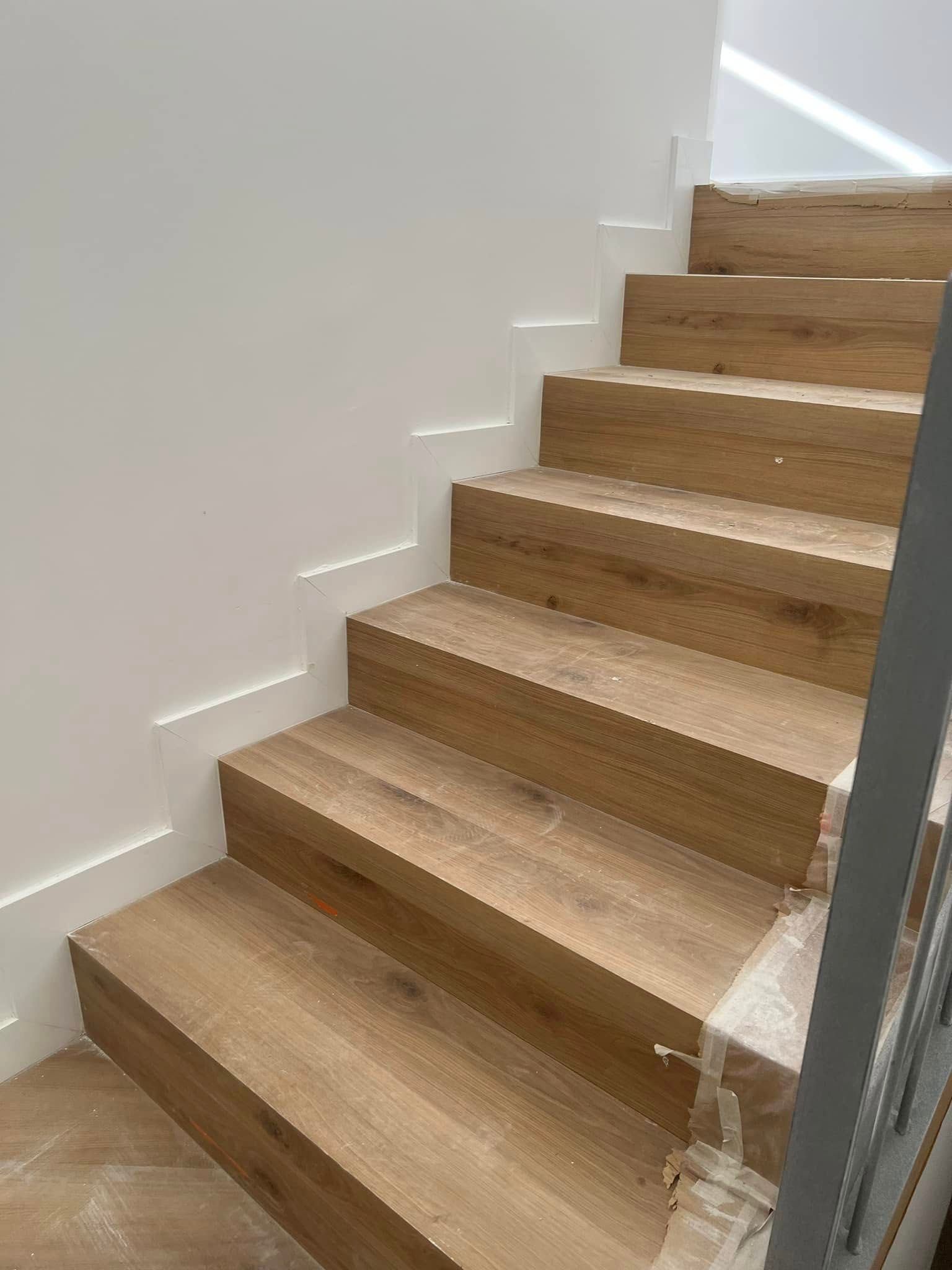 Un conjunto de escaleras de madera con paredes blancas en una casa.