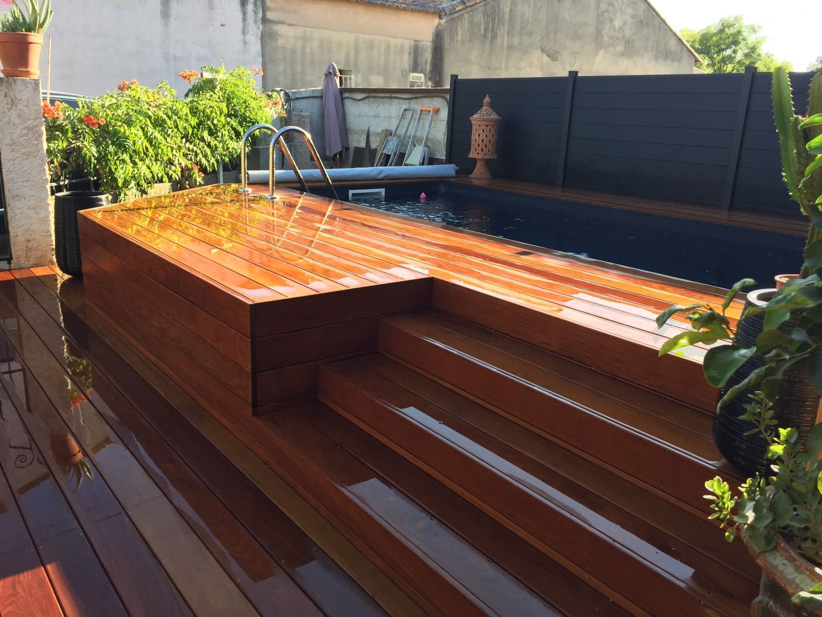 Terrasse en bois avec chaise et piscine