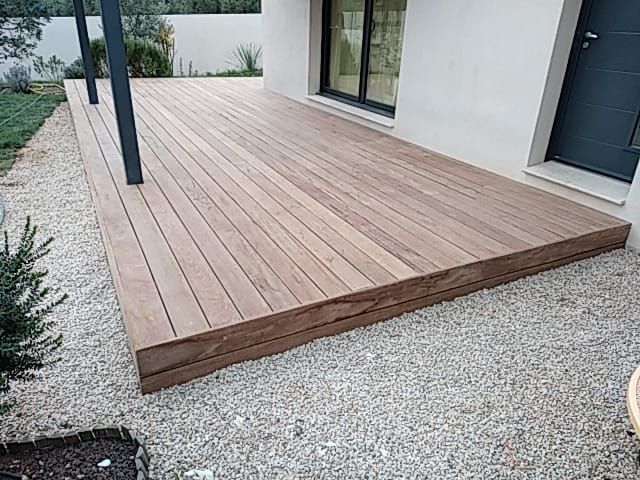 Terrasse en bois foncé