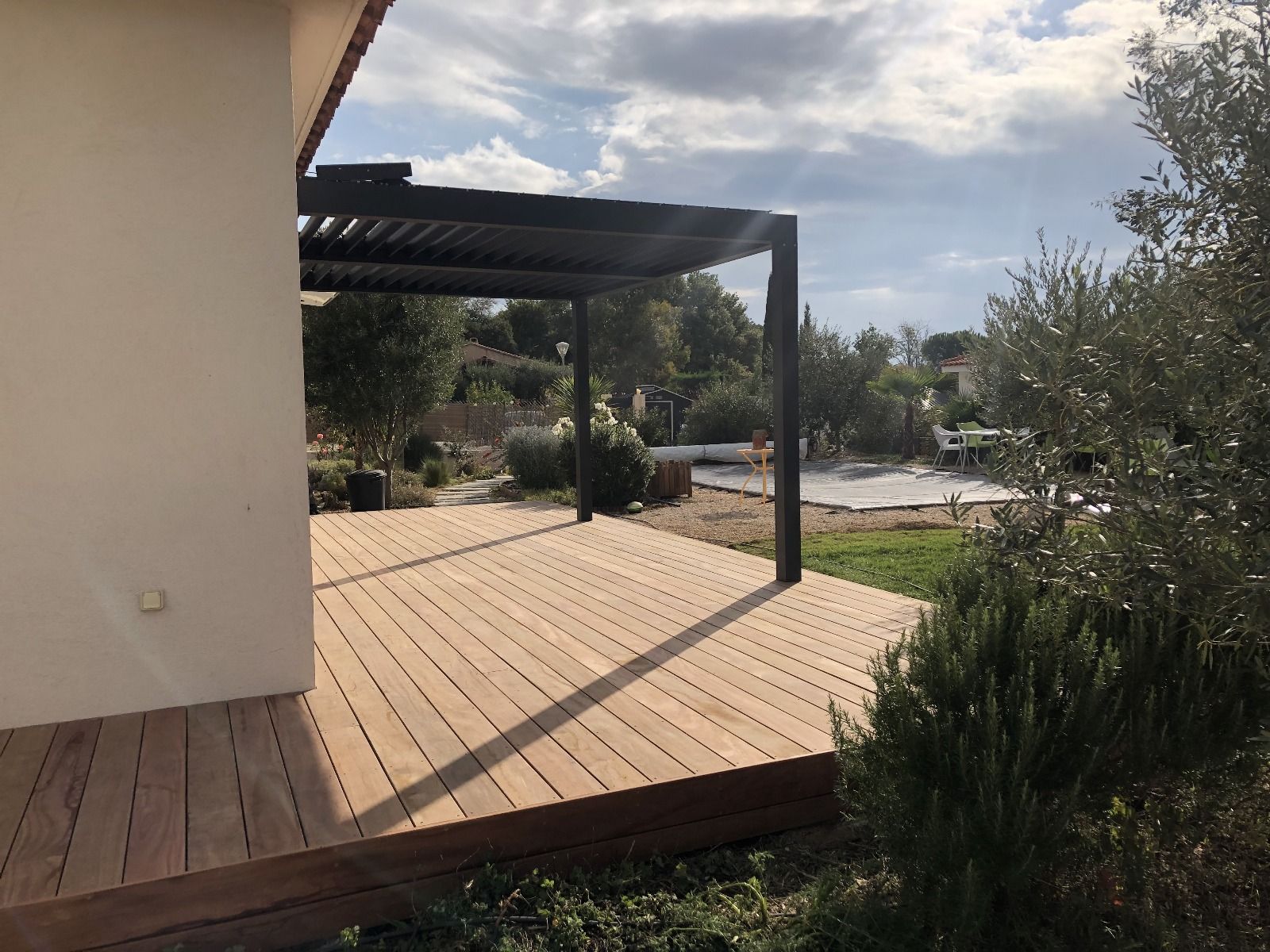 Une pergola dans un jardin