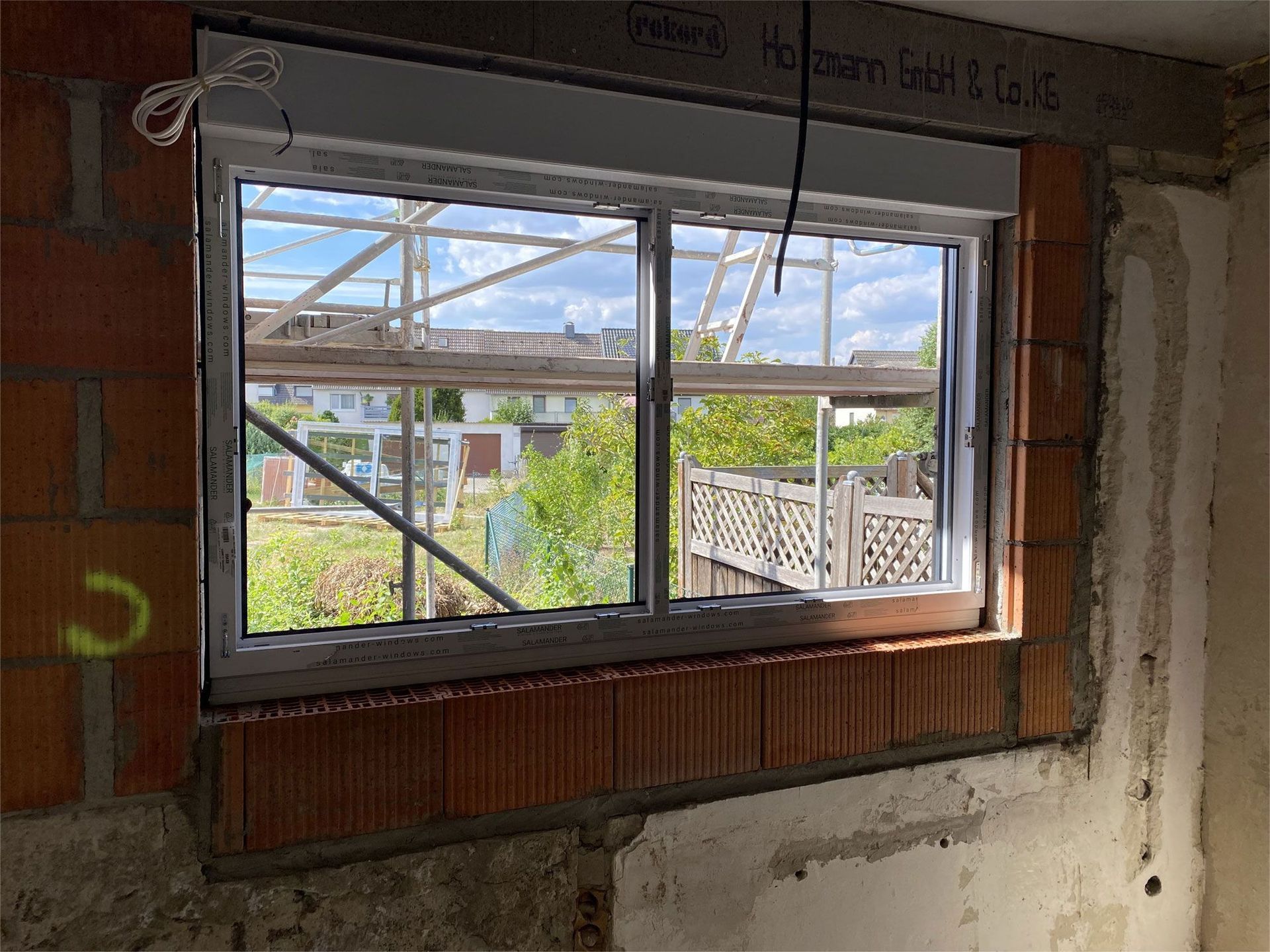 In eine Ziegelwand wird ein Fenster eingebaut.