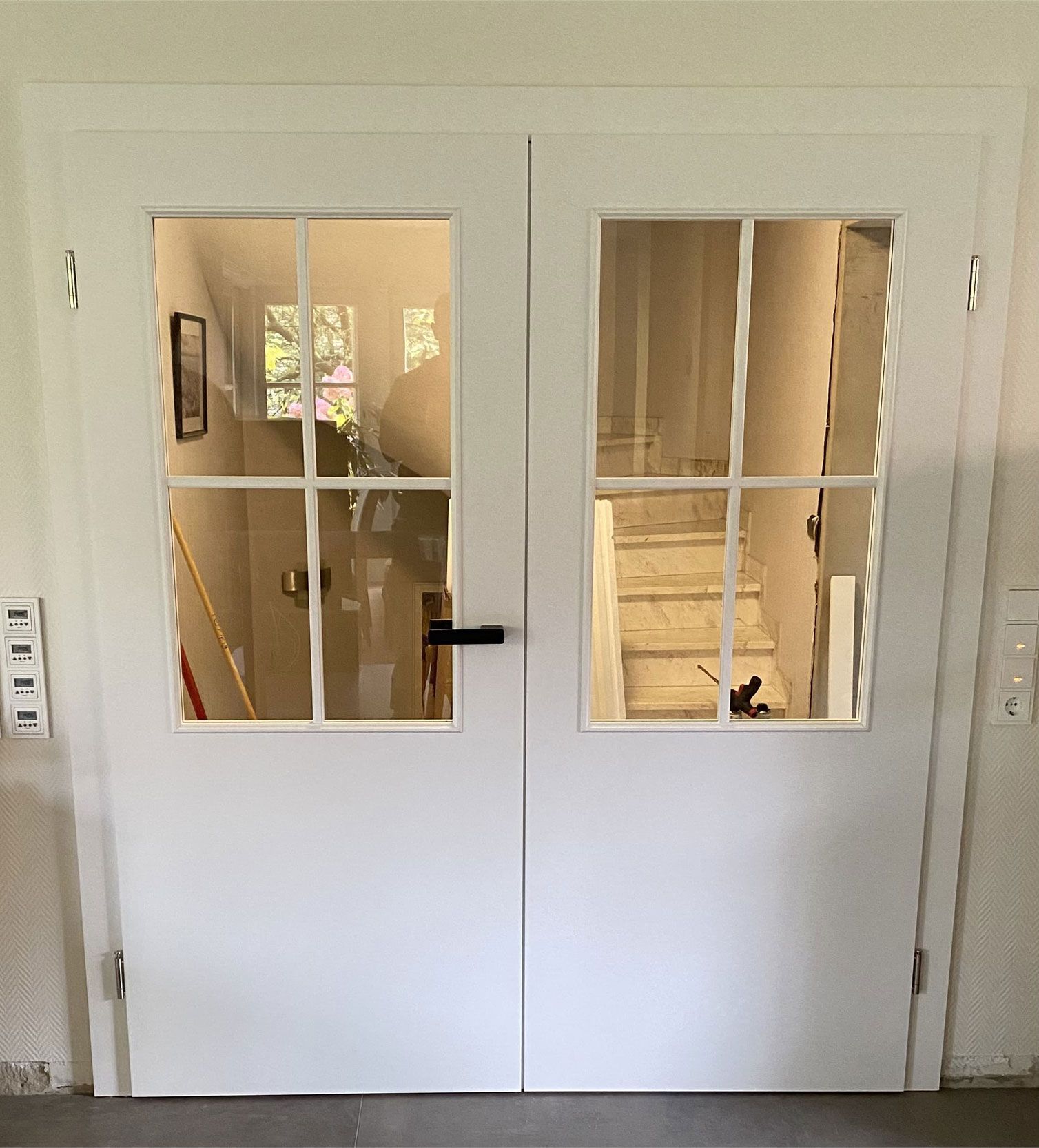 Eine weiße Tür mit einer Treppe im Hintergrund