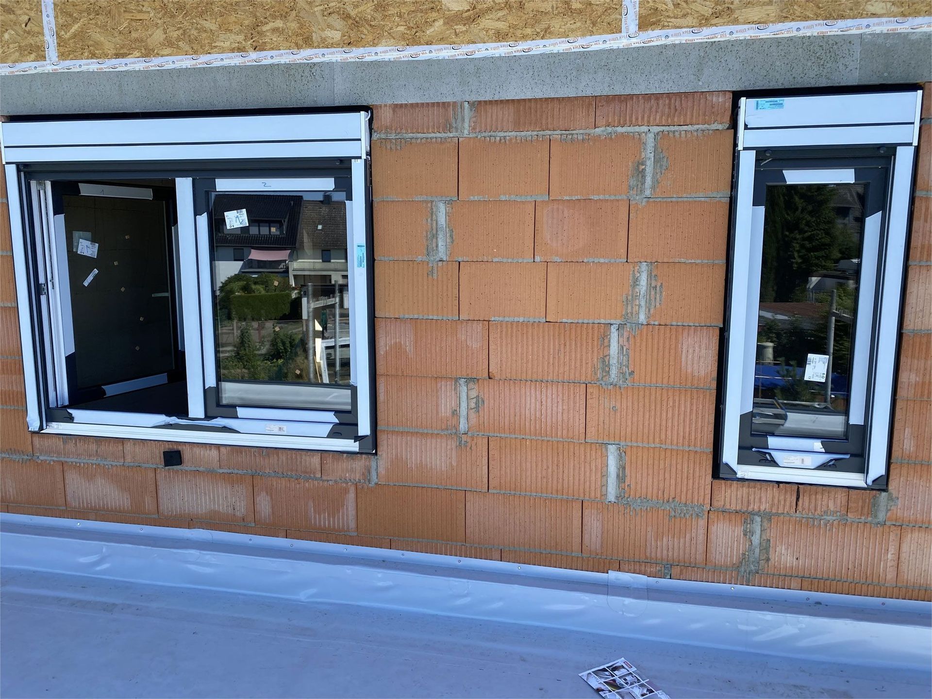 In eine Ziegelwand werden zwei Fenster eingebaut