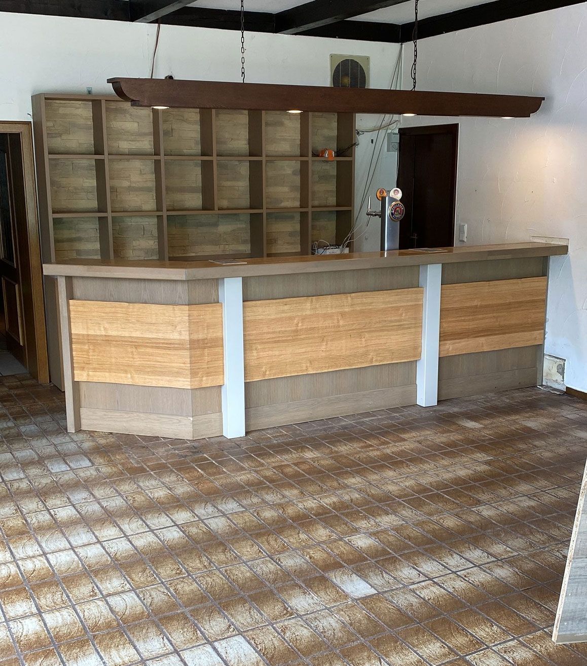 Ein leerer Raum mit einer Holztheke und Regalen