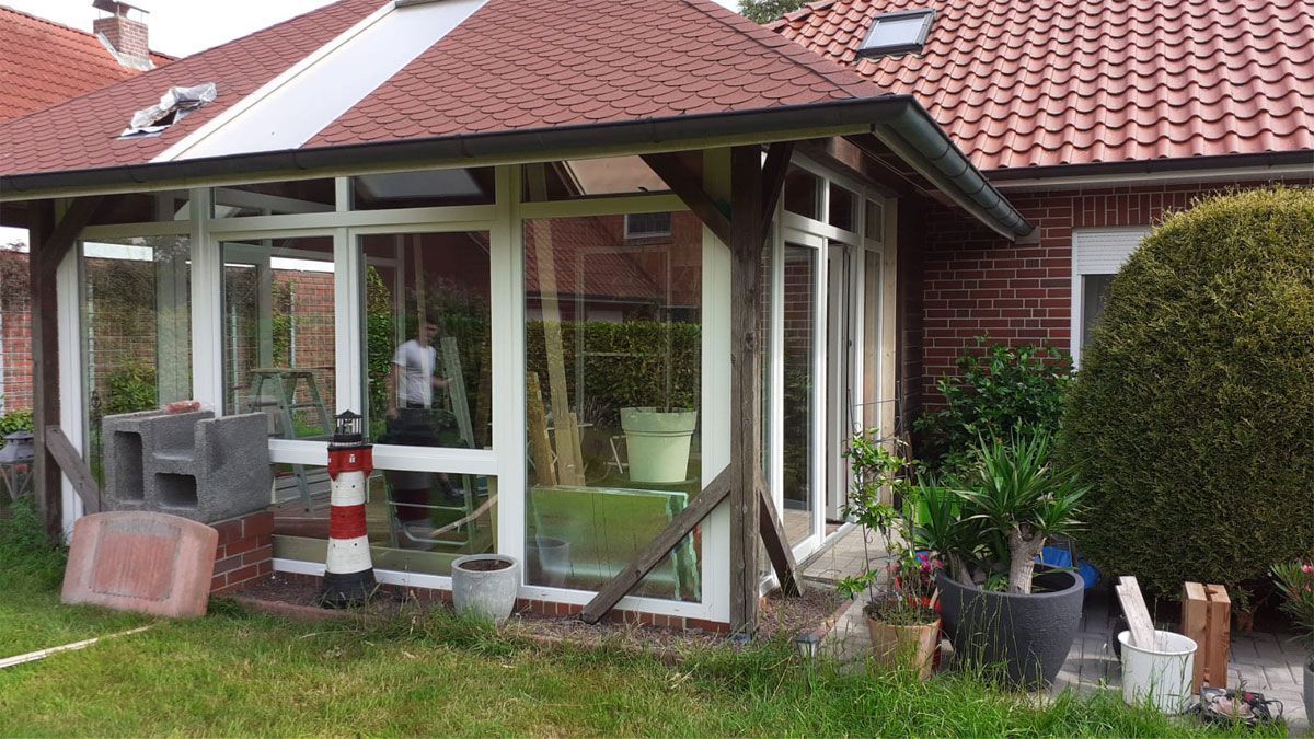 Im Hinterhof eines Hauses steht ein Leuchtturm.