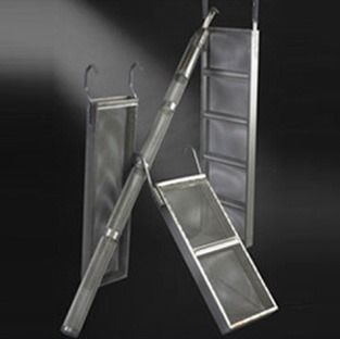 Una escalera de metal está sobre una superficie negra.
