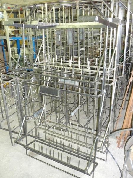 Una gran estructura metálica se encuentra en el suelo de una fábrica.