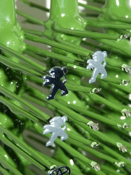 Un primer plano de un montón de plantas verdes con algunos osos azules sobre ellas.