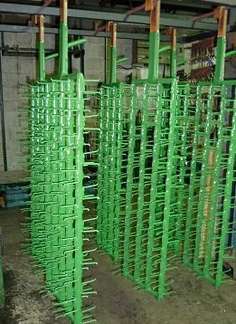 Una fila de estantes de metal verde en una fábrica.