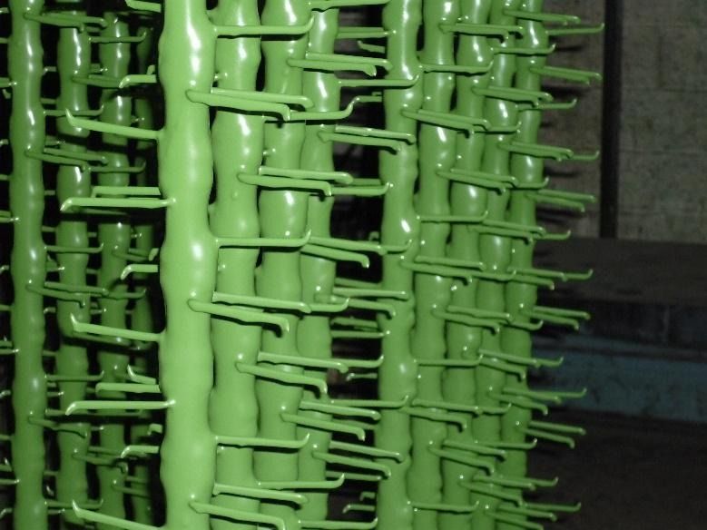 Una valla verde con muchos ganchos.