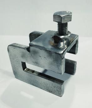 Una abrazadera de metal con un tornillo en la parte superior.