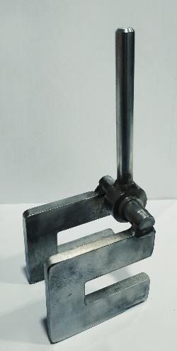 Un objeto de metal está sobre una superficie blanca.