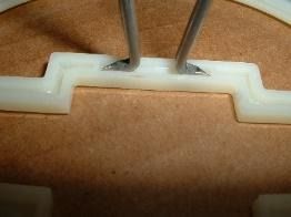 Un primer plano de un trozo de plástico sobre una superficie de madera.