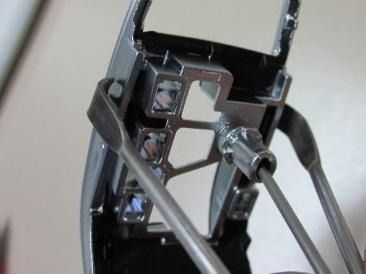 Un primer plano de un objeto de metal con un tornillo en él.